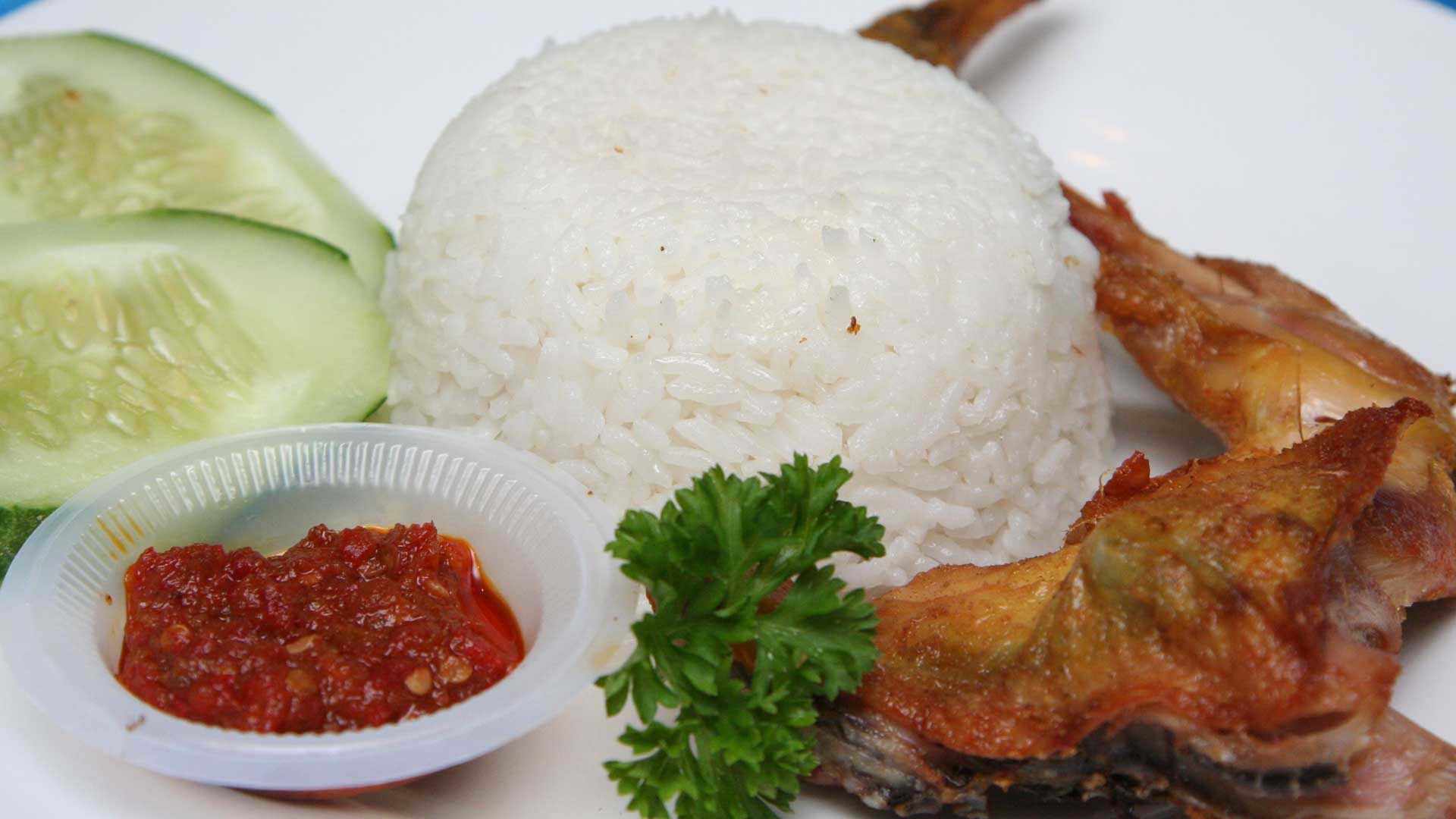 Nasi Ayam Goreng & Lalapan